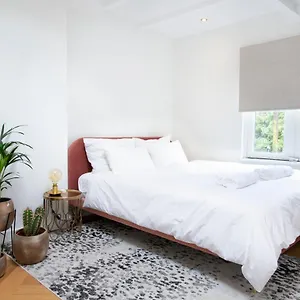 Trendy 2 Bedroom On Perfect Location Apartment